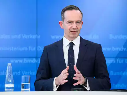 «Kraftakt und klares Bekenntnis zur Schiene»: Volker Wissing. - Foto: Bernd von Jutrczenka/dpa