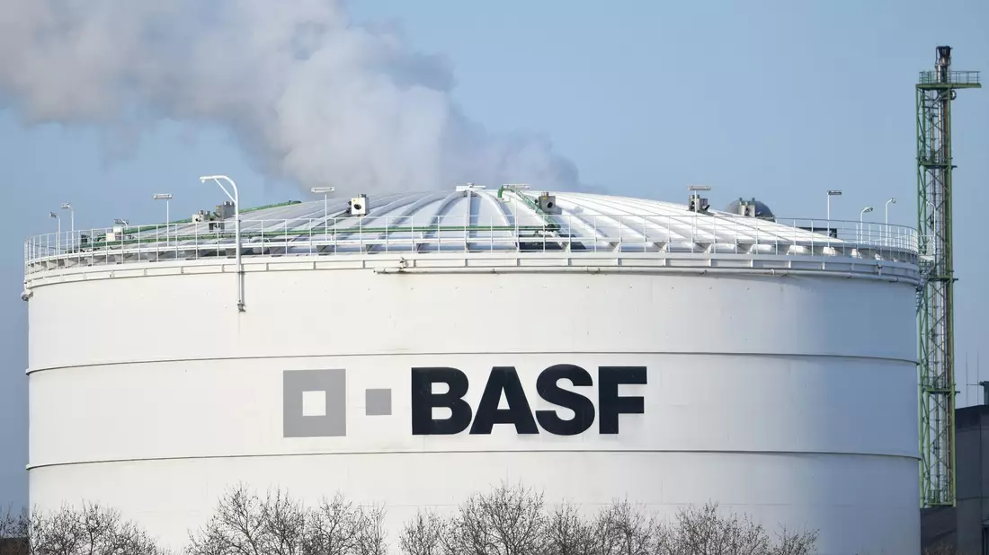 Der Chemiekonzern BASF kommt mit seinem Konzernumabau voran (Archivbild) - Bild: Uwe Anspach/dpa