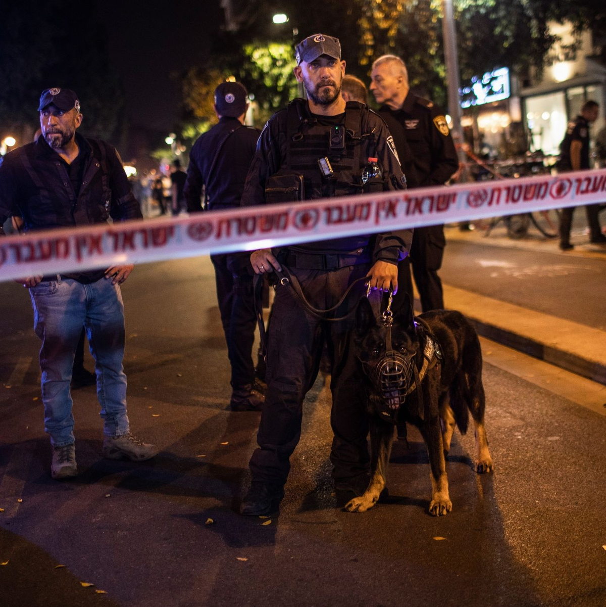 Nach einem Raketenangriff aus dem Gazastreifen ist Rauch aus einem Wohnhaus in Ashkelon zu sehen. - Foto: Ilia Yefimovich/dpa