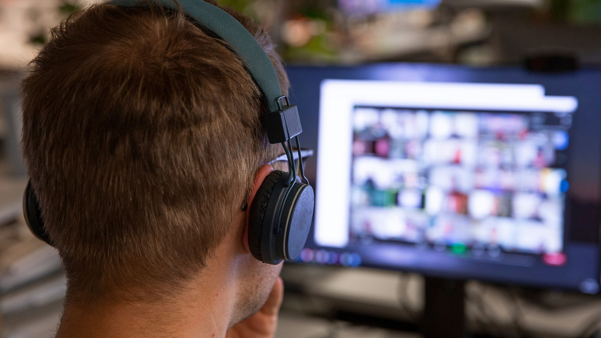 Virtuelle Meetings bedeuten für viele Beschäftigte Stress. (Illustration) - Foto: Catherine Waibel/dpa-tmn/dpa