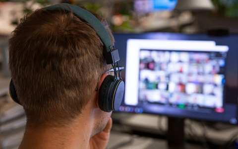 Virtuelle Meetings bedeuten für viele Beschäftigte Stress. (Illustration) - Foto: Catherine Waibel/dpa-tmn/dpa Virtuelle Meetings bedeuten für viele Beschäftigte Stress. (Illustration) - Foto: Catherine Waibel/dpa-tmn/dpa