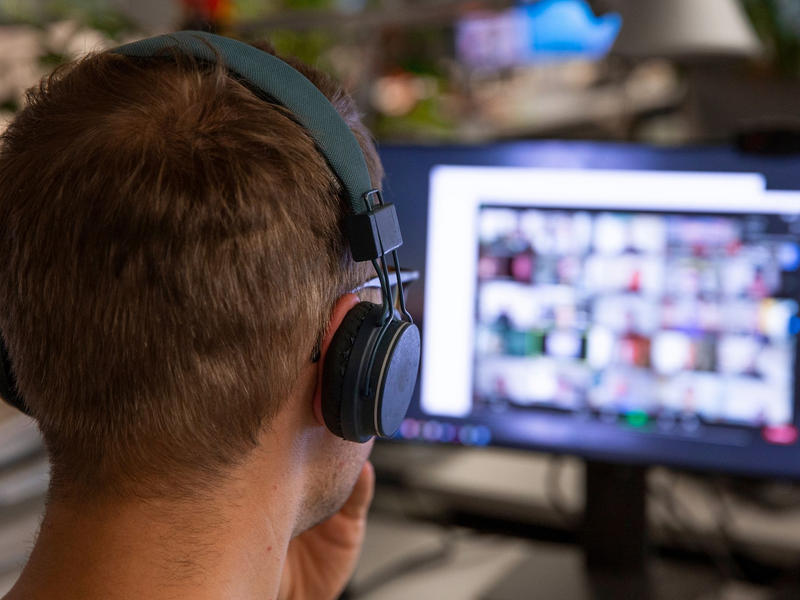 Virtuelle Meetings bedeuten für viele Beschäftigte Stress. (Illustration) - Foto: Catherine Waibel/dpa-tmn/dpa