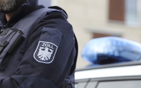 FW Moers: PKW brennt unter Carport - Foto: presseportal.de