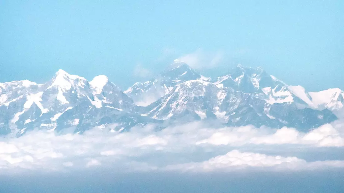 In Zeltlagern am Mount Everest sollen mehrere hundert Personen festsitzen. (Archivfoto) - Bild: Sina Schuldt/dpa