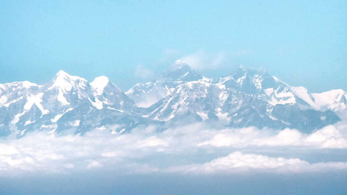 Der Mount Everest vom Flugzeug aus gesehen. (Foto Archiv). - Foto: Sina Schuldt/dpa