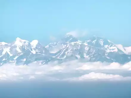 Ein Blick auf dem Flugzeug auf den Mount-Everest. (Foto Archiv) - Foto: Sina Schuldt/dpa