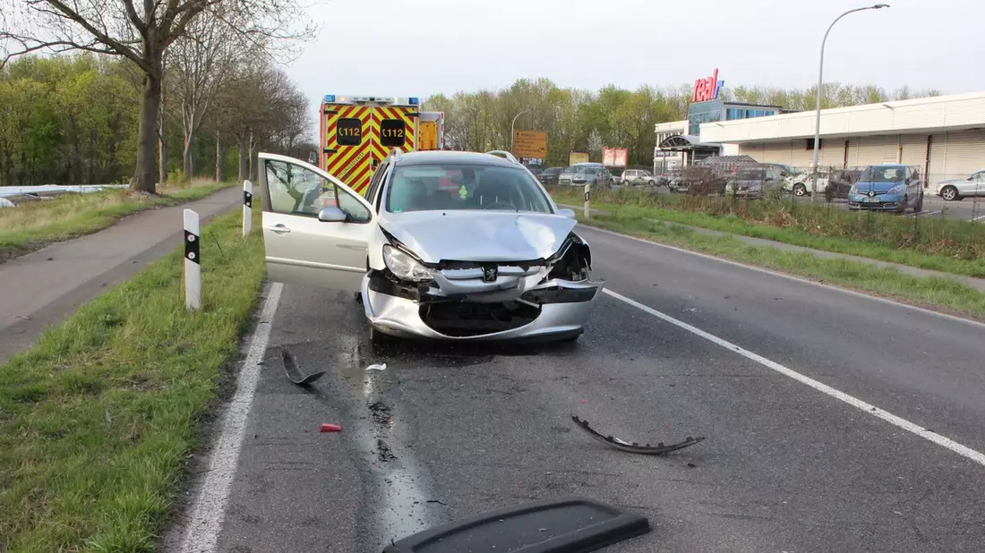 FW Hannover: Eine schwerverletzte Person bei einem Verkehrsunfall auf der Autobahn 2 - Bild: presseportal.de