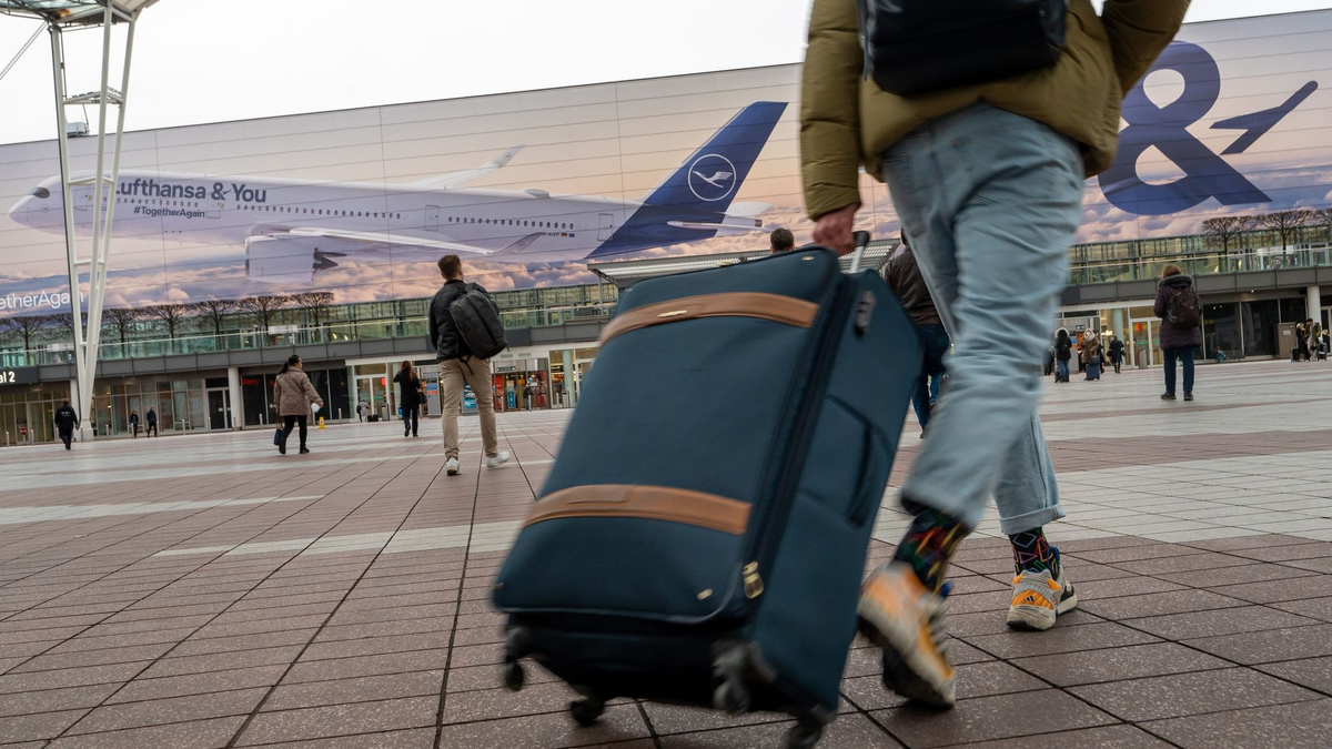 Autos und Lastwagen fahren auf der Autobahn 99 am Autobahnkreuz München-Süd. - Foto: Peter Kneffel/dpa