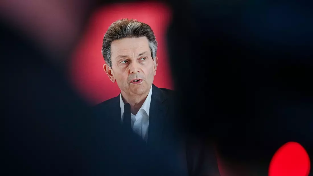 Geht mit Rückendeckung in die nächste Amtszeit: SPD-Fraktionschef Rolf Mützenich. - Bild: Kay Nietfeld/dpa