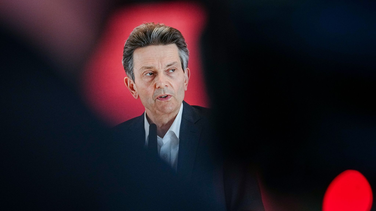 Rolf Mützenich, Vorsitzender der SPD-Bundestagsfraktion, gibt zu Beginn der Sitzung seiner Bundestagsfraktion ein Pressestatement. - Foto: Kay Nietfeld/dpa