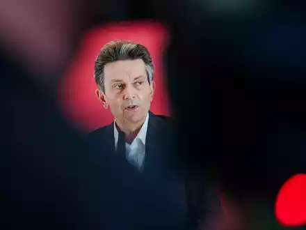 Geht mit Rückendeckung in die nächste Amtszeit: SPD-Fraktionschef Rolf Mützenich. - Foto: Kay Nietfeld/dpa