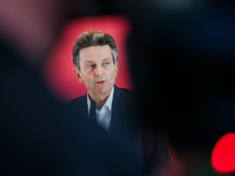 Geht mit Rückendeckung in die nächste Amtszeit: SPD-Fraktionschef Rolf Mützenich. - Foto: Kay Nietfeld/dpa