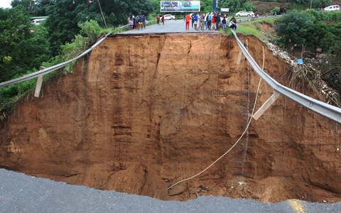 Die Ursache des Gebäudeinsturzes ist noch ungeklärt. - Foto: Uncredited/AP/dpa
