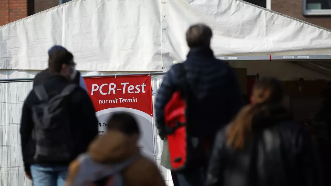 Teststation für Corona-Schnelltests im Frühjahr 2022. «Eine Aufarbeitung heißt für mich, das Land (...) wieder zusammenzuführen», sagt Vize-Kanzler Habeck. - Bild: Christian Charisius/dpa