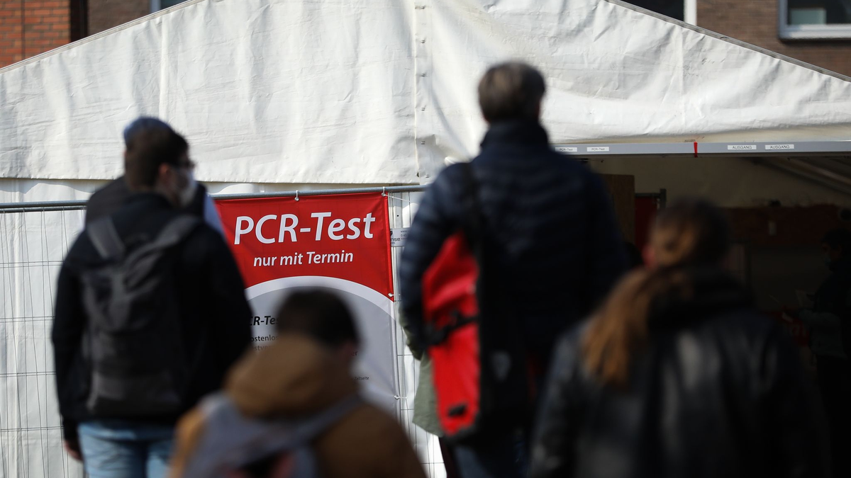 Teststation für Corona-Schnelltests im Frühjahr 2022. «Eine Aufarbeitung heißt für mich, das Land (...) wieder zusammenzuführen», sagt Vize-Kanzler Habeck. - Foto: Christian Charisius/dpa