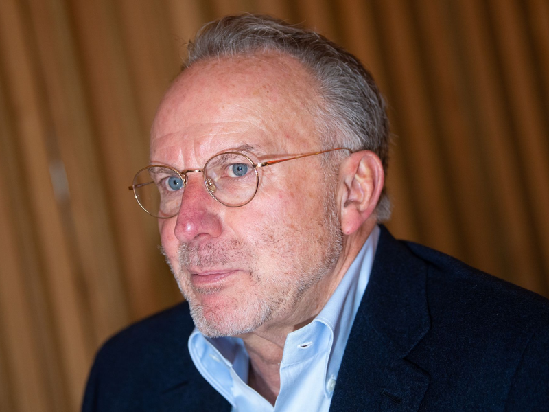 Mahnt zur Ruhe: Ex-Bayern-Boss Karl-Heinz Rummenigge bei einem Gespräch mit der Deutschen Presse-Agentur. - Foto: Sven Hoppe/dpa