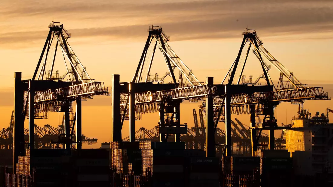 Die deutschen Häfen sollen mit einer Hafenstrategie gestärkt werden. - Bild: Christian Charisius/dpa