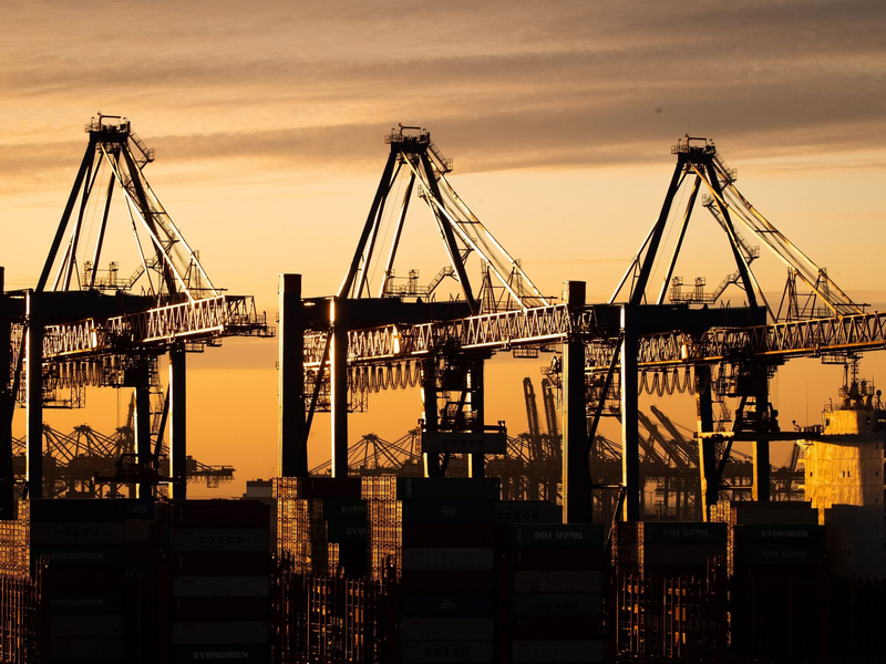 Die deutschen Häfen sollen mit einer Hafenstrategie gestärkt werden. - Foto: Christian Charisius/dpa