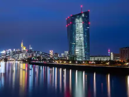 Die Europäische Zentralbank (EZB) entscheidet über eine weitere Zinserhöhung. - Foto: Boris Roessler/dpa