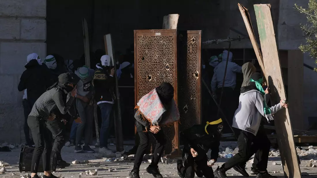 Eine Frau geht in Jerusalem an einem Plakat vorbei, das die Rückkehr der etwa 240 Geiseln fordert. - Bild: Mahmoud Illean/AP/dpa