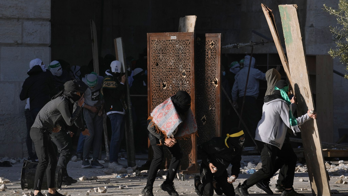 Eine Frau geht in Jerusalem an einem Plakat vorbei, das die Rückkehr der etwa 240 Geiseln fordert. - Foto: Mahmoud Illean/AP/dpa