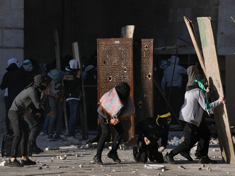 Eine Frau geht in Jerusalem an einem Plakat vorbei, das die Rückkehr der etwa 240 Geiseln fordert. - Foto: Mahmoud Illean/AP/dpa
