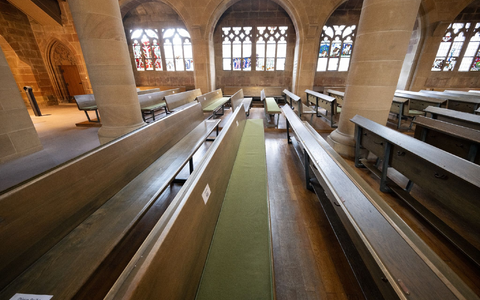 Die Zahl der Katholiken in Deutschland ist erstmals unter die Marke von 20 Millionen gesunken (Archivbild). - Foto: Bernd Weißbrod/dpa