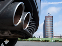Bei VW in Wolfsburg herrscht nach den verschärften Sparplänen Verunsicherung in der Belegschaft. (Archivbild) - Foto: Julian Stratenschulte/dpa
