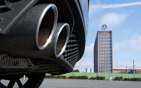 Bei VW in Wolfsburg herrscht nach den verschärften Sparplänen Verunsicherung in der Belegschaft. (Archivbild) - Foto: Julian Stratenschulte/dpa