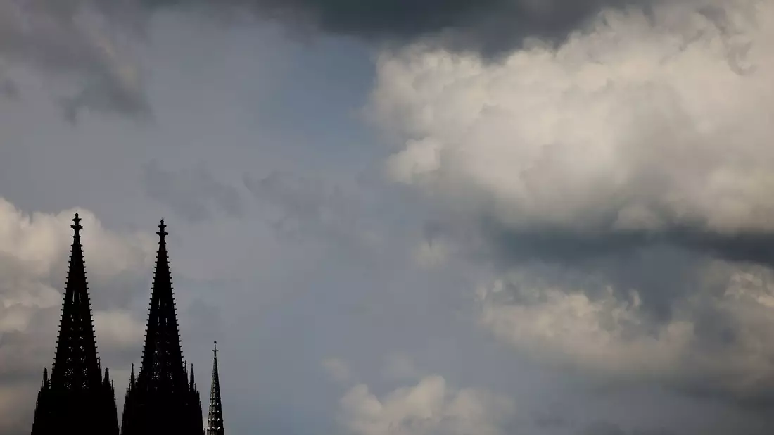 Viele Jahre lang ist ein Messdiener von einem Priester sexuell missbraucht worden. Jetzt muss das Erzbistum Köln ein hohes Schmerzensgeld zahlen. - Bild: Oliver Berg/dpa