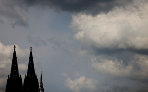 Viele Jahre lang ist ein Messdiener von einem Priester sexuell missbraucht worden. Jetzt muss das Erzbistum Köln ein hohes Schmerzensgeld zahlen. - Foto: Oliver Berg/dpa