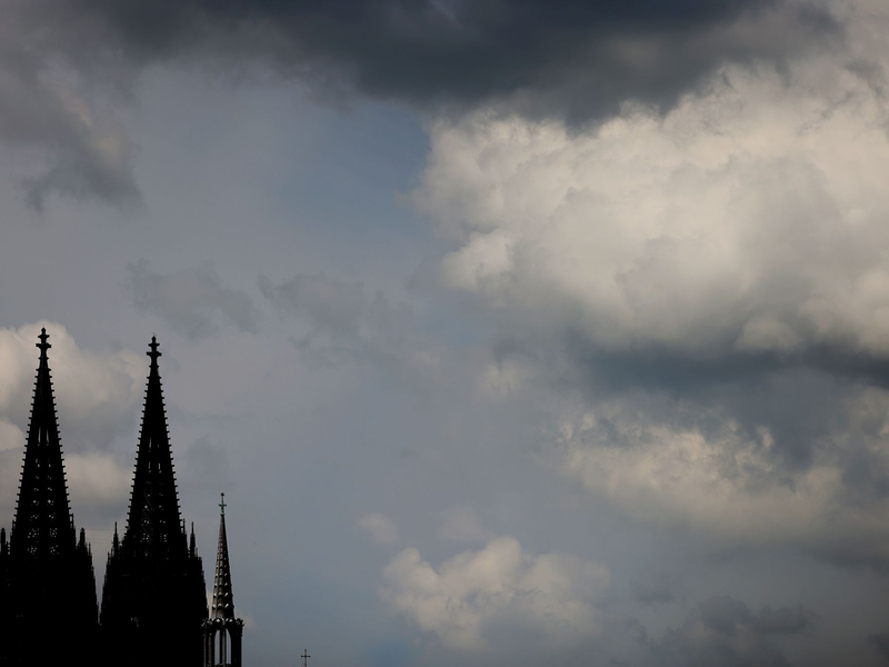Viele Jahre lang ist ein Messdiener von einem Priester sexuell missbraucht worden. Jetzt muss das Erzbistum Köln ein hohes Schmerzensgeld zahlen. - Foto: Oliver Berg/dpa