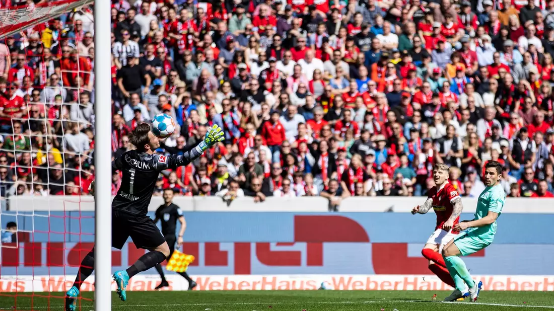 Freiburgs Vincenzo Grifo entschied die Partie gegen den VfL Bochum per Elfmeter. - Bild: Tom Weller/dpa