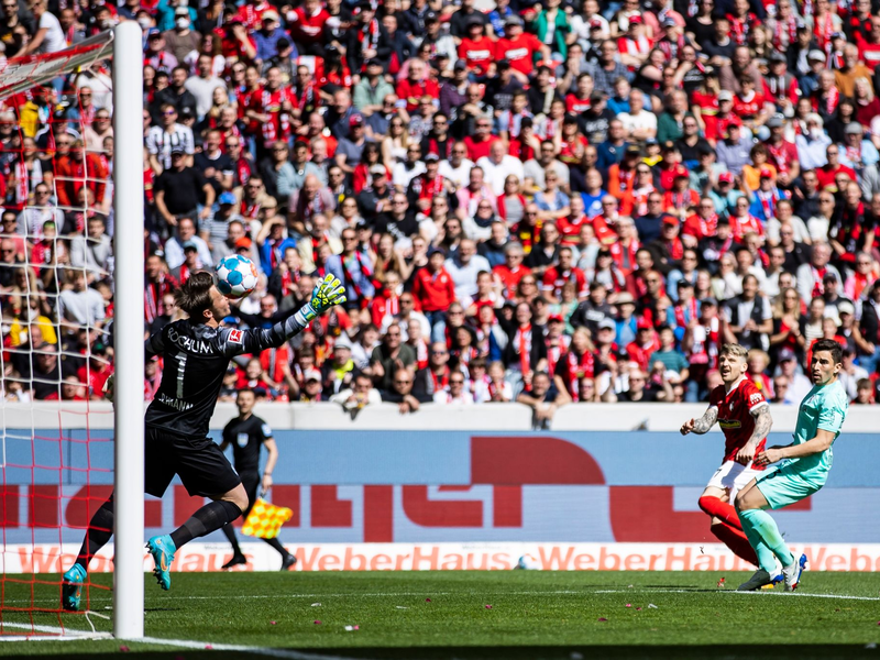 Freiburgs Vincenzo Grifo entschied die Partie gegen den VfL Bochum per Elfmeter. - Foto: Tom Weller/dpa