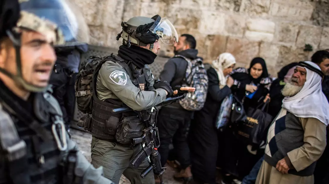 Israelische Sicherheitskräfte nehmen einen muslimischen Mann in der Altstadt von Jerusalem fest. Die Sorge vor einem iranischen Vergeltungsschlag auf israelisches Territorium wächst. - Bild: Ilia Yefimovich/dpa