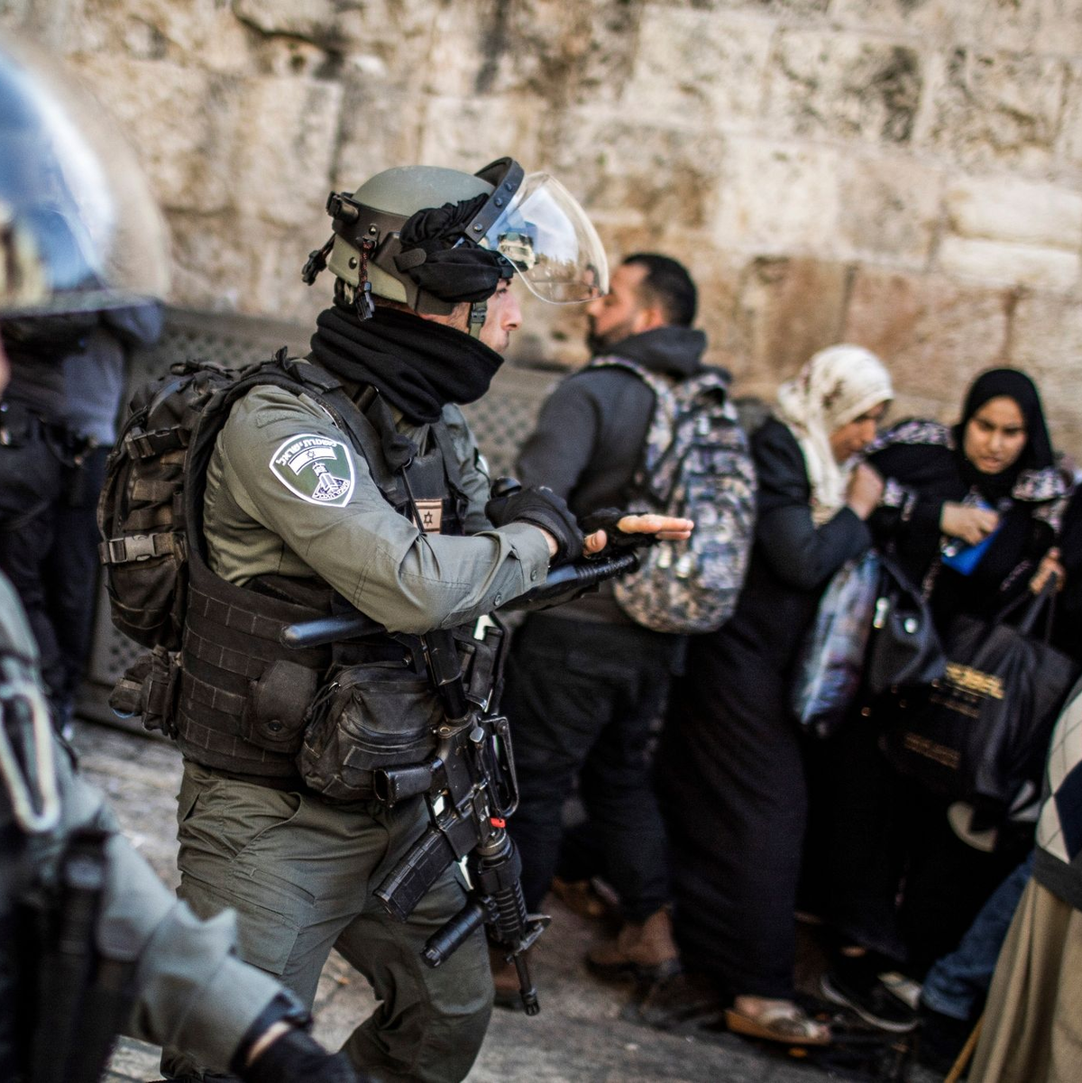 Israelische Sicherheitskräfte nehmen einen muslimischen Mann in der Altstadt von Jerusalem fest. Die Sorge vor einem iranischen Vergeltungsschlag auf israelisches Territorium wächst. - Foto: Ilia Yefimovich/dpa