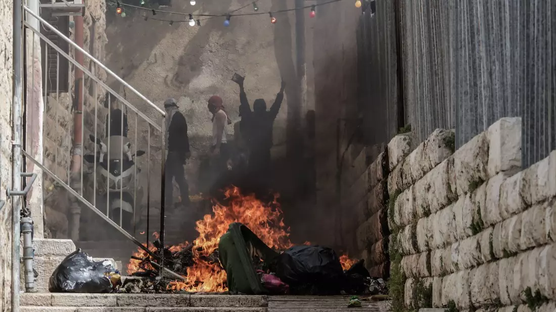 Angehörige und Freunde der Geiseln, die von der Hamas festgehalten werden, nehmen an einem «Marsch für die Geiseln» von Tel Aviv nach Jerusalem teil. - Bild: Ilia Yefimovich/dpa