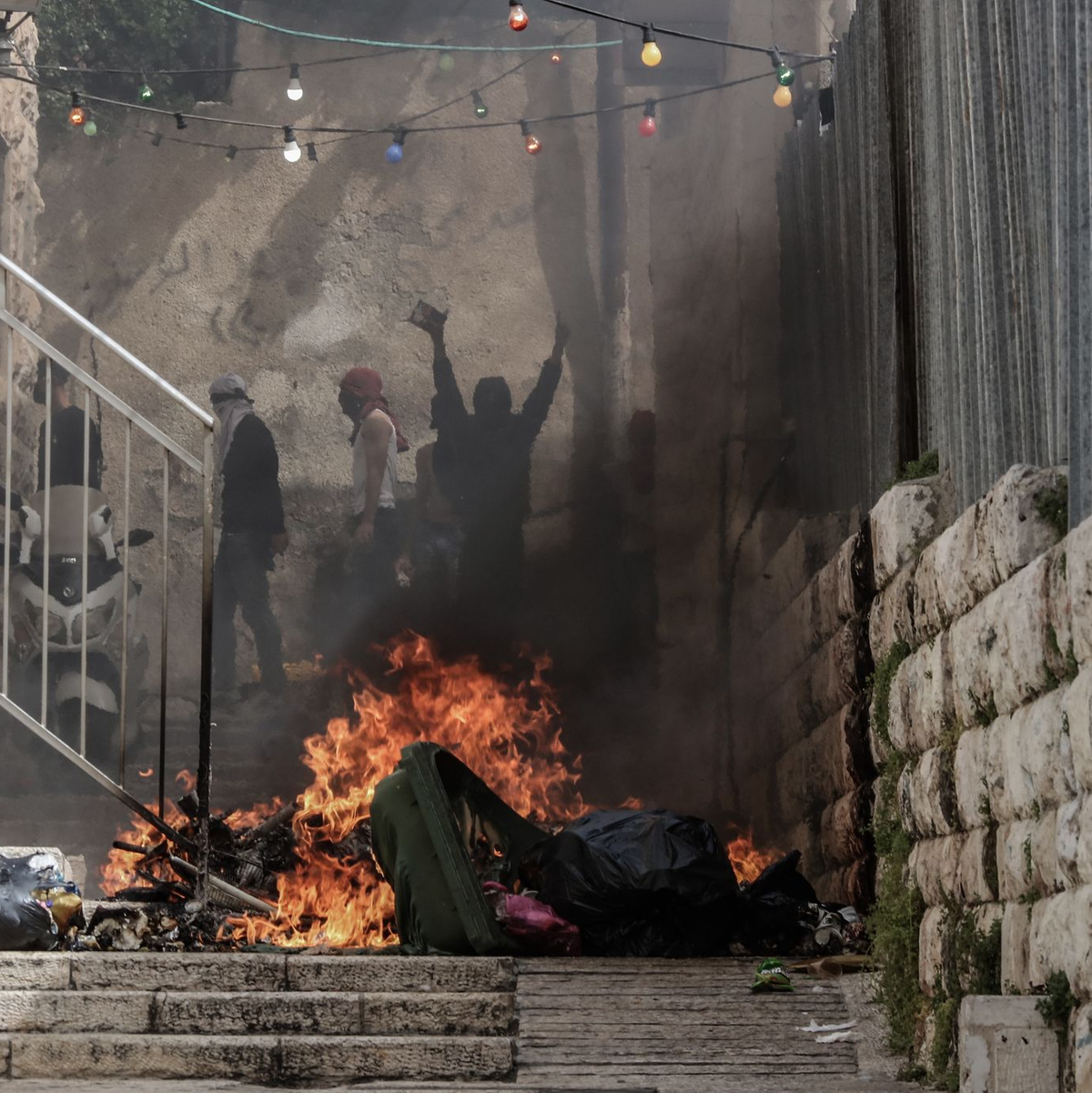 Angehörige und Freunde der Geiseln, die von der Hamas festgehalten werden, nehmen an einem «Marsch für die Geiseln» von Tel Aviv nach Jerusalem teil. - Foto: Ilia Yefimovich/dpa