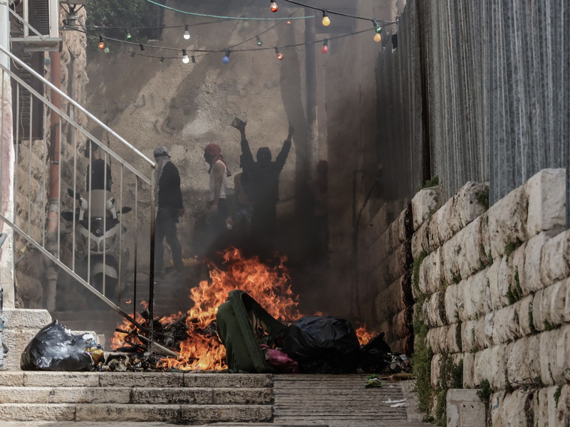 Angehörige und Freunde der Geiseln, die von der Hamas festgehalten werden, nehmen an einem «Marsch für die Geiseln» von Tel Aviv nach Jerusalem teil. - Foto: Ilia Yefimovich/dpa