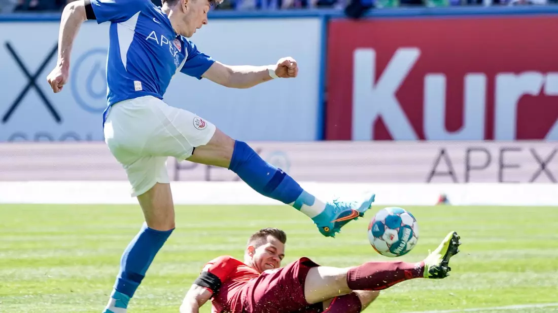 Bremens Mitchell Weiser (l) und Bayerns Alphonso Davies kämpfen um den Ball. - Bild: Axel Heimken/dpa