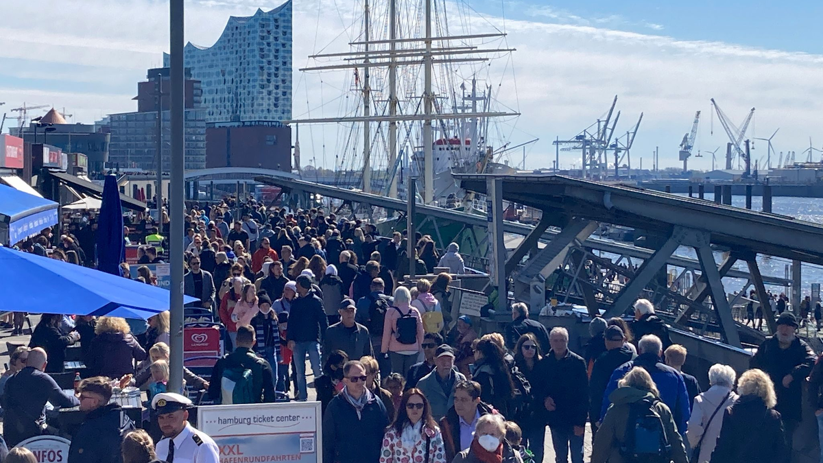 Die Sonne geht über dem Hamburger Hafen auf. - Foto: Thomas Müller/dpa
