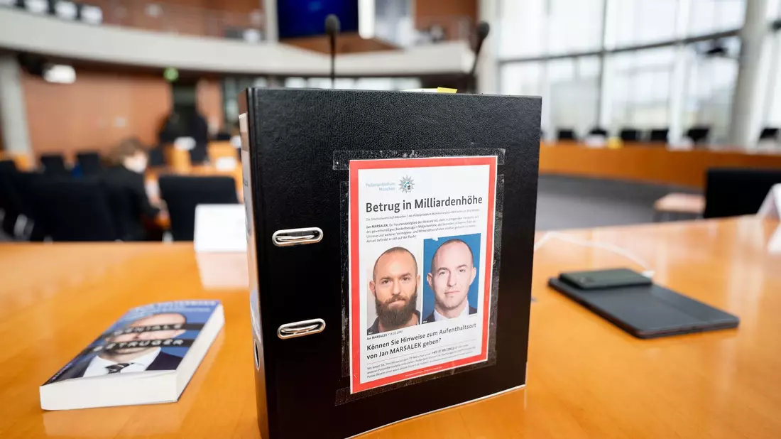 Fahndungsfotos des früheren Wirecard-Finanzvorstands Jan Marsalek auf einem Aktenordner im Paul-Löbe-Haus. - Bild: Kay Nietfeld/dpa