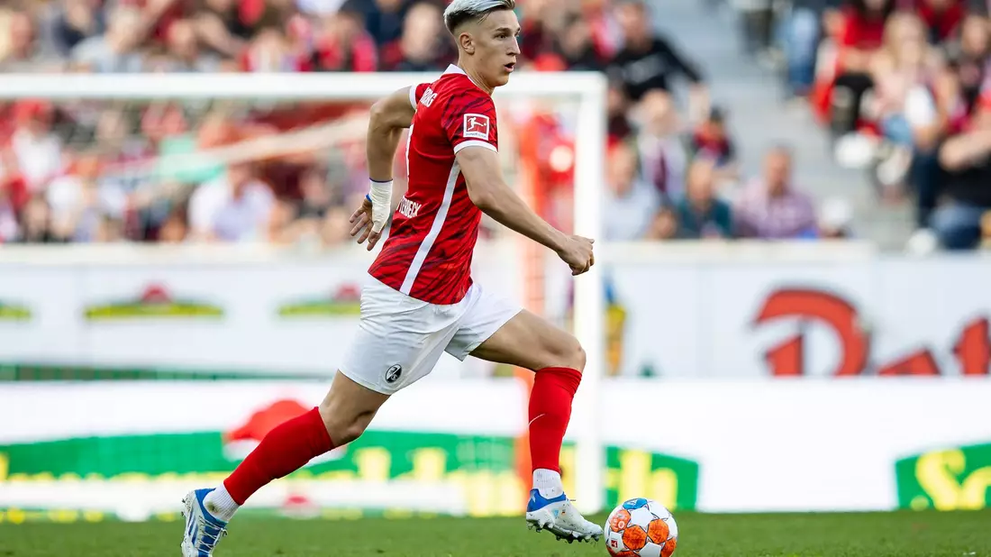 Dortmunds Nico Schlotterbeck jubelt nach dem Sieg gegen Augsburg. - Bild: Tom Weller/dpa