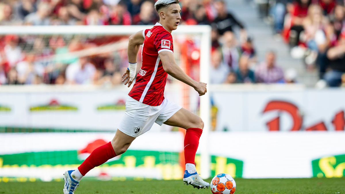 Dortmunds Nico Schlotterbeck jubelt nach dem Sieg gegen Augsburg. - Foto: Tom Weller/dpa