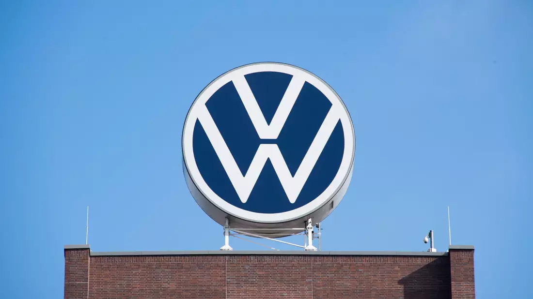 Die Nachfrage nach E-Autos ist im Jahr 2024 in Deutschland eingebrochen. (Archivbild) - Bild: Julian Stratenschulte/dpa