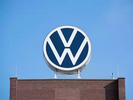 Das VW-Logo steht auf dem Markenhochhaus im Wolfsburger Stammwerk. - Foto: Julian Stratenschulte/dpa