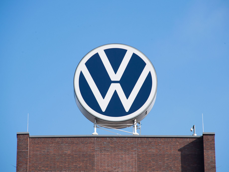 In Wolfsburg gibt es genügend offene Baustellen für Oliver Blume. (Archivbild) - Foto: Julian Stratenschulte/dpa