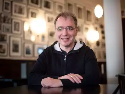 David Safier ist unter anderem für die «Miss Merkel»-Krimis bekannt. (Archivbild) - Foto: Sina Schuldt/dpa