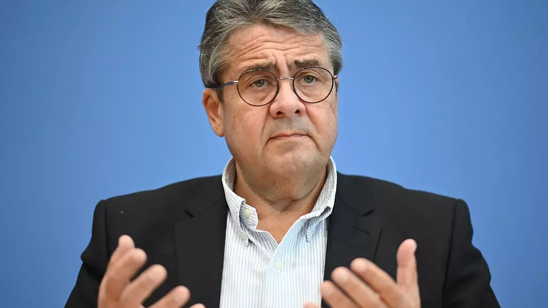 Sigmar Gabriel spricht im Jahr 2020 bei einer Pressekonferenz. - Bild: Britta Pedersen/dpa-Zentralbild/dpa