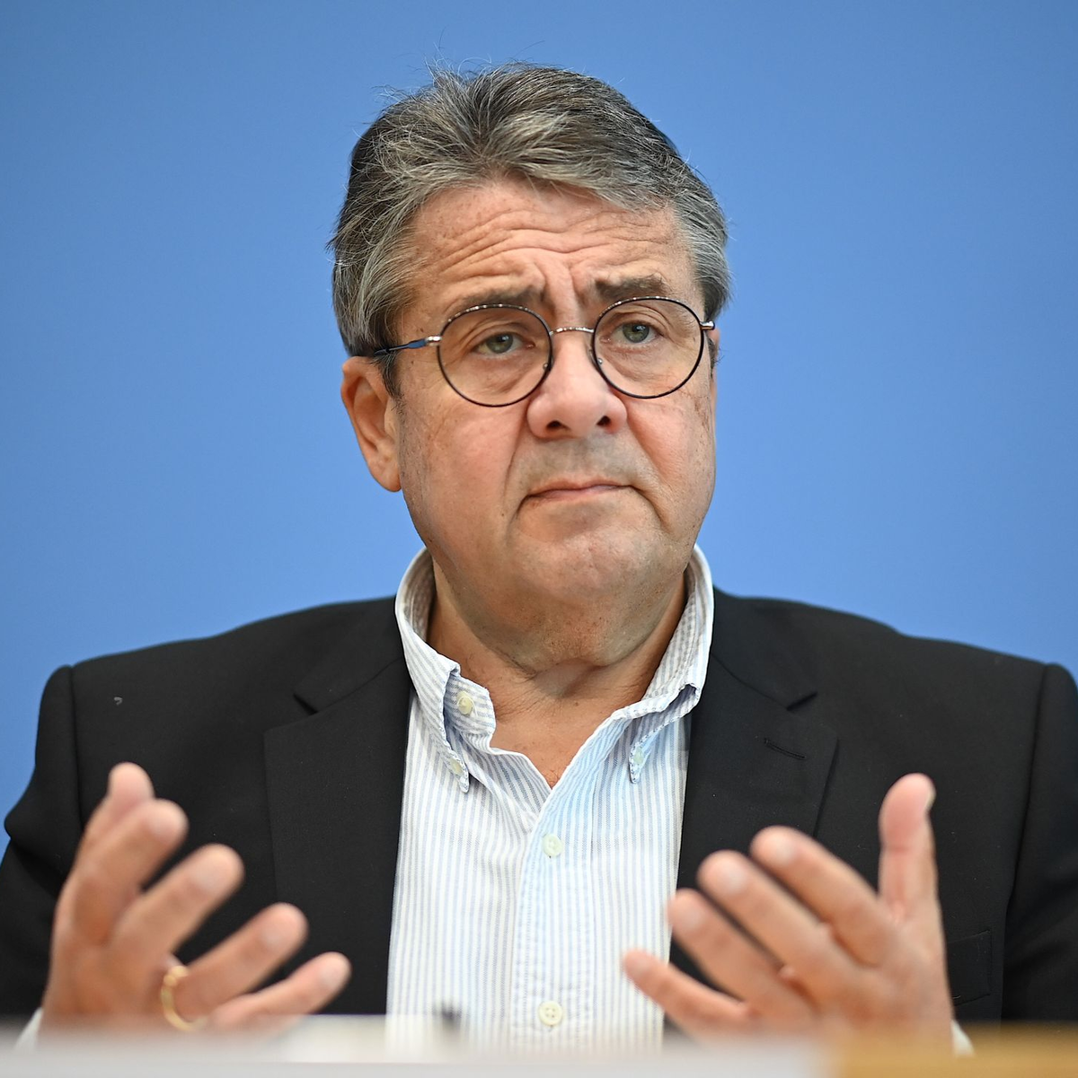 Ex-SPD-Chef Sigmar Gabriel spricht von Widerstand an der Basis gegen ein «Weiter-so» mit Scholz. (Archivbild) - Foto: Britta Pedersen/dpa-Zentralbild/dpa
